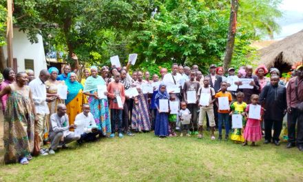 Centrafrique : ATD quart Monde fait la remise des premiers lots des actes de naissance aux enfants