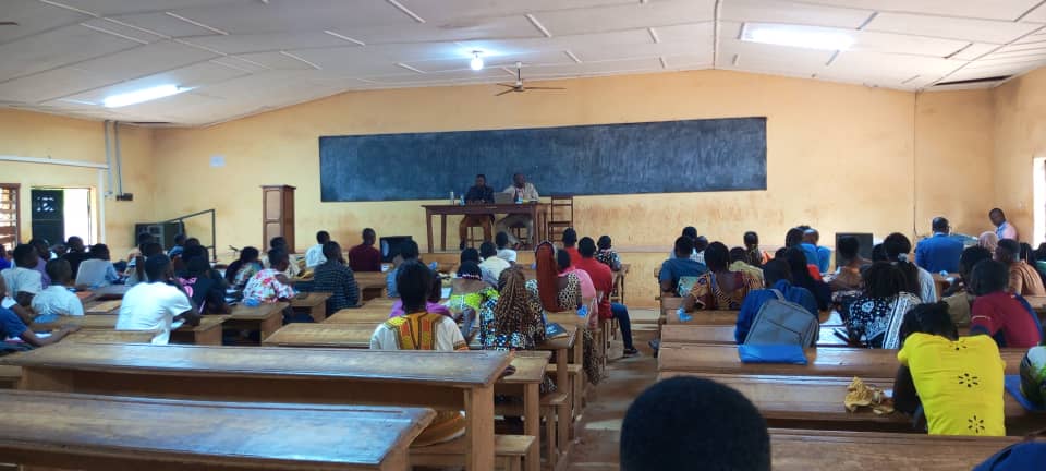 Centrafrique : Dr Azou Passounda Mario fait part de ses analyses comparatives sur la loi portant » agent étranger » en Centrafrique aux étudiants de droit à l’Université de Bangui.