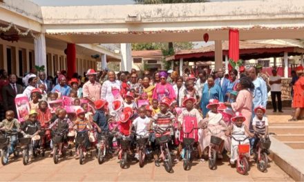 Centrafrique : la première Dame Tina Marguerite Touadéra offre des jouets à des enfants au Centre de la Mère et à l&rsquo;hôpital pédiatrie de Bangui