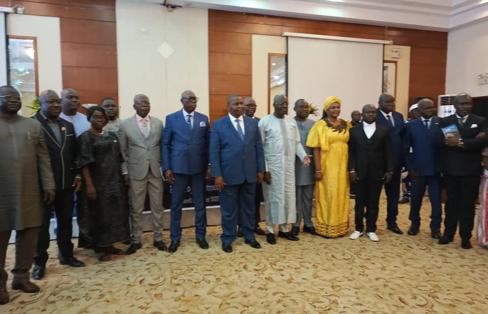 Euloge Doctrouvé Koï dédie le livre « Pr Faustin Archange Touadéra, figure emblématique à l&rsquo;opposé des antivaleurs » au président en exercice de la Centrafrique