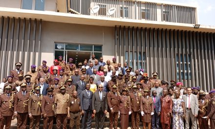 Centrafrique : une soixantaine de douaniers récompensés en grade et certificat de mérite
