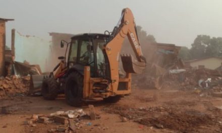 Centrafrique : démolition du bâtiment de l&rsquo;ONG UTEFAJEDE et quelques  boutiques illégales au marché Pétévo