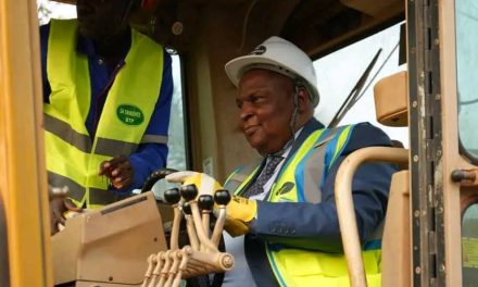 Centrafrique : le président Faustin Archange Touadéra lance les travaux de bitumage de la rue pont Jackson-Kéte-Nguére