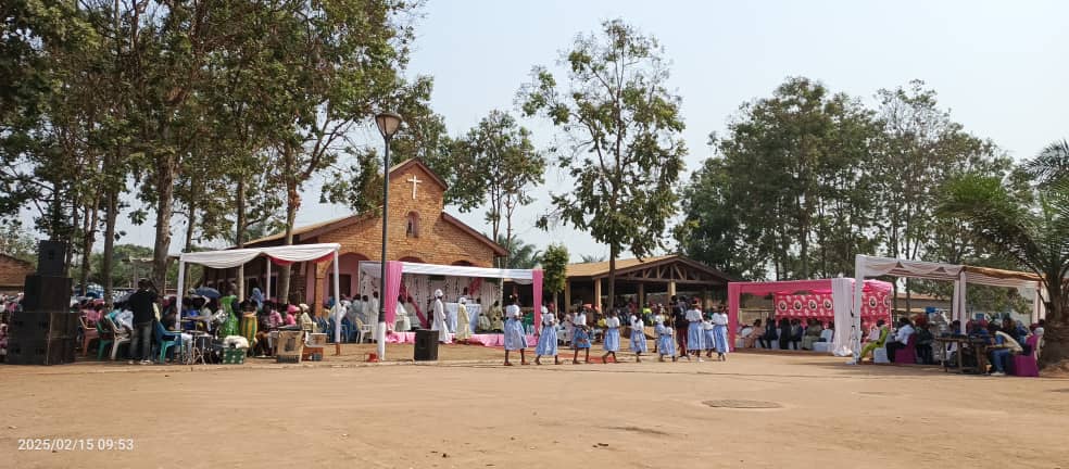 Cardinal Dieudonné Nzapalainga célèbre un culte d’aumônerie en faveur des malades de l’hôpital mama Elisabeth Domitien à Bimbo