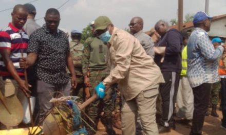 Centrafrique : le président Touadéra au service citoyen dans l&rsquo;opération « Kwa ti Kodro » au marché Lakouanga