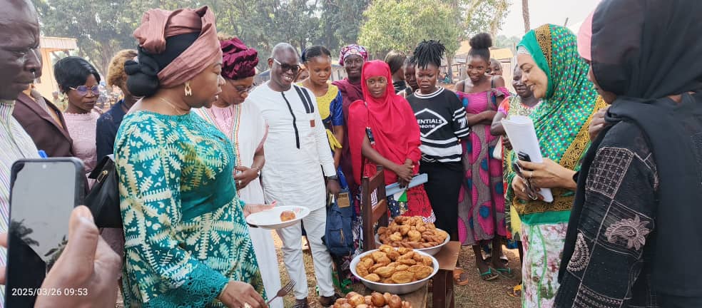 50 filles mères bénéficiaires du projet la main tendue du professeur Touadéra reçoivent des kits socio-économiques