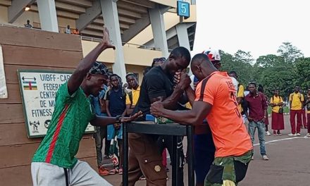 Centrafrique-Sport : des athlètes de musculation s&rsquo;affrontent lors d&rsquo;une compétition de bras de fer