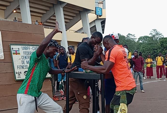 Centrafrique-Sport : des athlètes de musculation s’affrontent lors d’une compétition de bras de fer