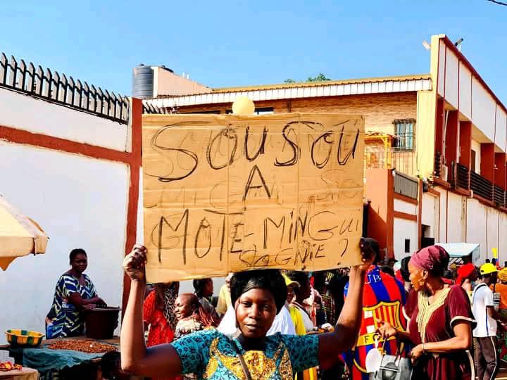 Centrafrique : les revendeurs de produits congelés prennent d’assaut la devanture de la poissonnerie SOCIMCO (Ngoumba)