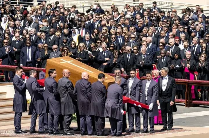 Rome : plus de 400 mille personnes ont honoré les funérailles du Pape François