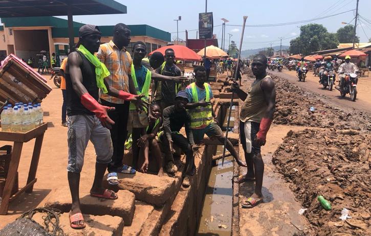 Centrafrique : opération de curage des canaux d’évacuation des eaux au cœur du quotidien des habitants du 6e arrondissement