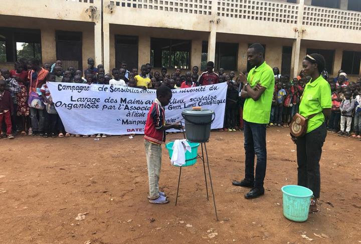 RCA : l’Association Green Land Centrafrique sensibilise les élèves de Pétévo à l’hygiène des mains