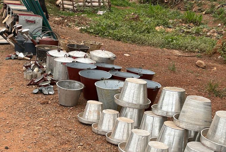 Centrafrique : le métier de la chaudronnerie, une activité génératrice de revenu pour certains Centrafricains désœuvrés