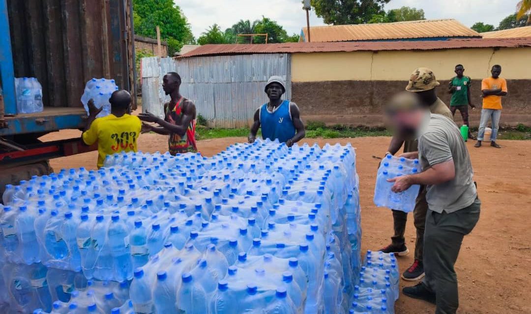 La mission russe en Centrafrique offre des cartons d’eau aux femmes du Km5
