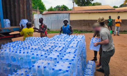 La mission russe en Centrafrique offre des cartons d’eau aux femmes du Km5