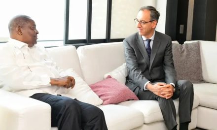 En visite à Bruxelles, le Président Faustin Archange Touadéra échange avec le Directeur exécutif de l’UEAM