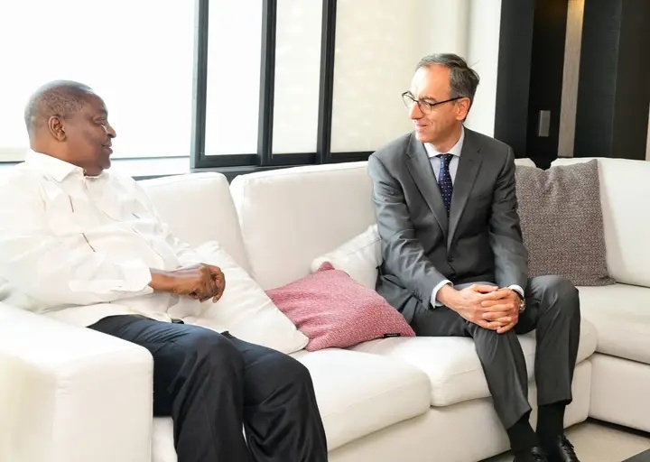 En visite à Bruxelles, le Président Faustin Archange Touadéra échange avec le Directeur exécutif de l’UEAM