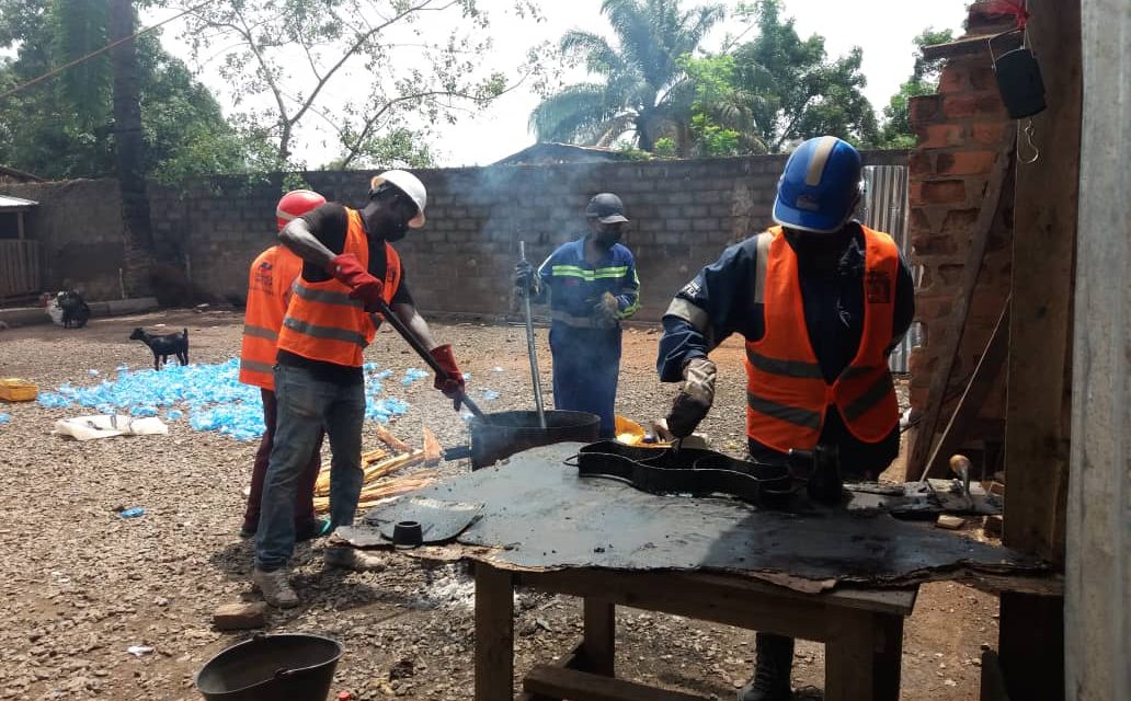 Centrafrique : des déchets plastiques transformés en pavés pour préserver l’environnement