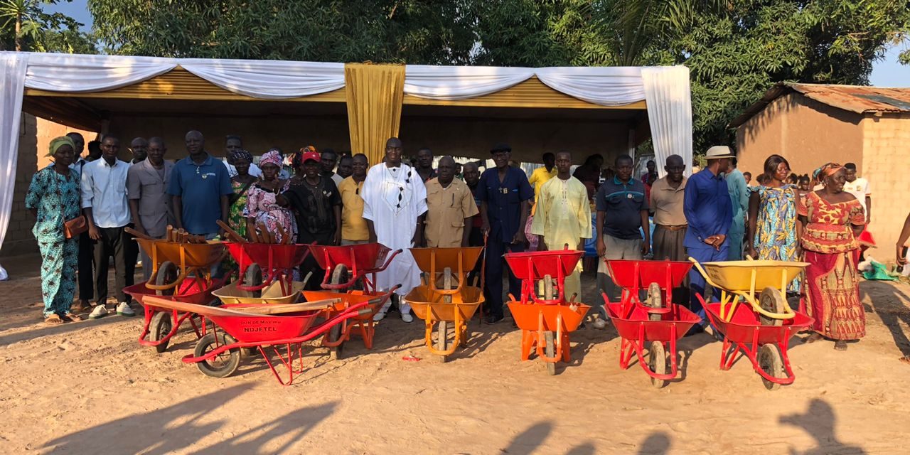 Centrafrique : Maxime Ndjetel renforce l’action citoyenne « Kwa Ti Kodro » à travers un don de matériels