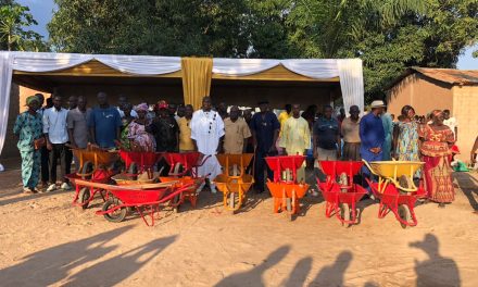 Centrafrique : Maxime Ndjetel renforce l’action citoyenne « Kwa Ti Kodro » à travers un don de matériels