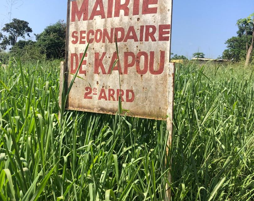 Centrafrique : l&rsquo;insalubrité à la mairie secondaire du village Kapou, un cadre administratif envahi par les herbes