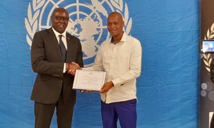 Remise de certificats au personnel des Nations-Unies en Centrafrique
