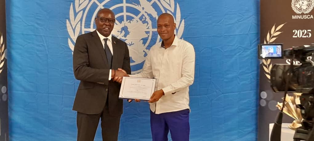 Remise de certificats au personnel des Nations-Unies en Centrafrique