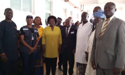 Centrafrique : Brigitte Touadéra poursuit sa visite à l&rsquo;hôpital communautaire de Bangui