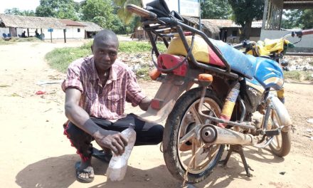 Centrafrique : la mécanique, une source de revenus pour certains jeunes du village Bimon