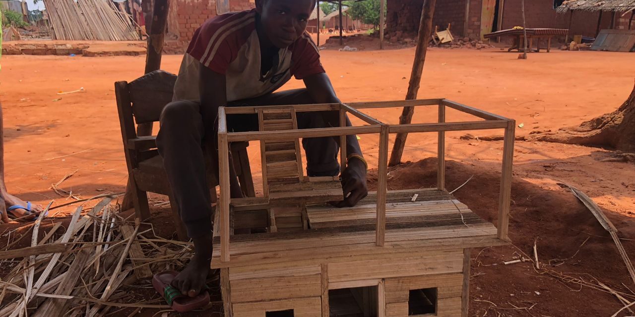 Centrafrique : Dieu Béni Vonguiabodé, 17 ans, rêve de bâtir une maison à étage en bambou