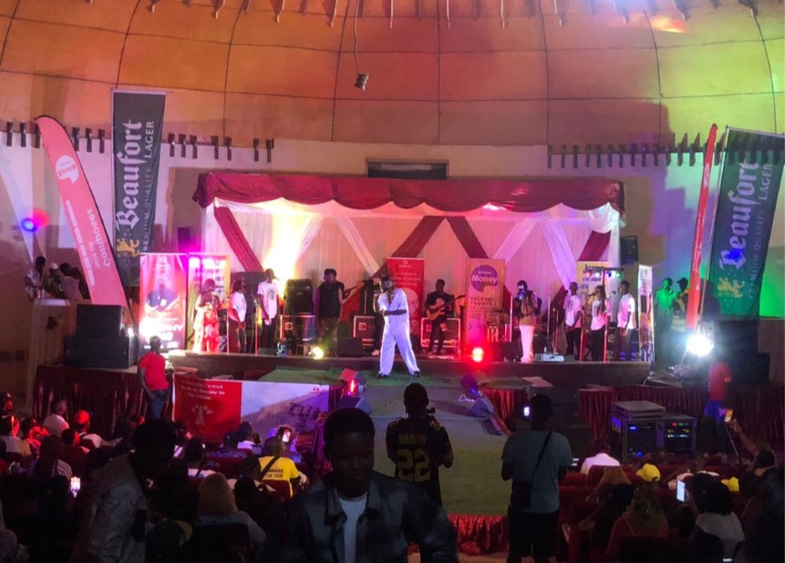 Centrafrique : l’artiste Kentiny enflamme l’hémicycle des Affaires Étrangères lors de son concert « Du jamais vu ! »