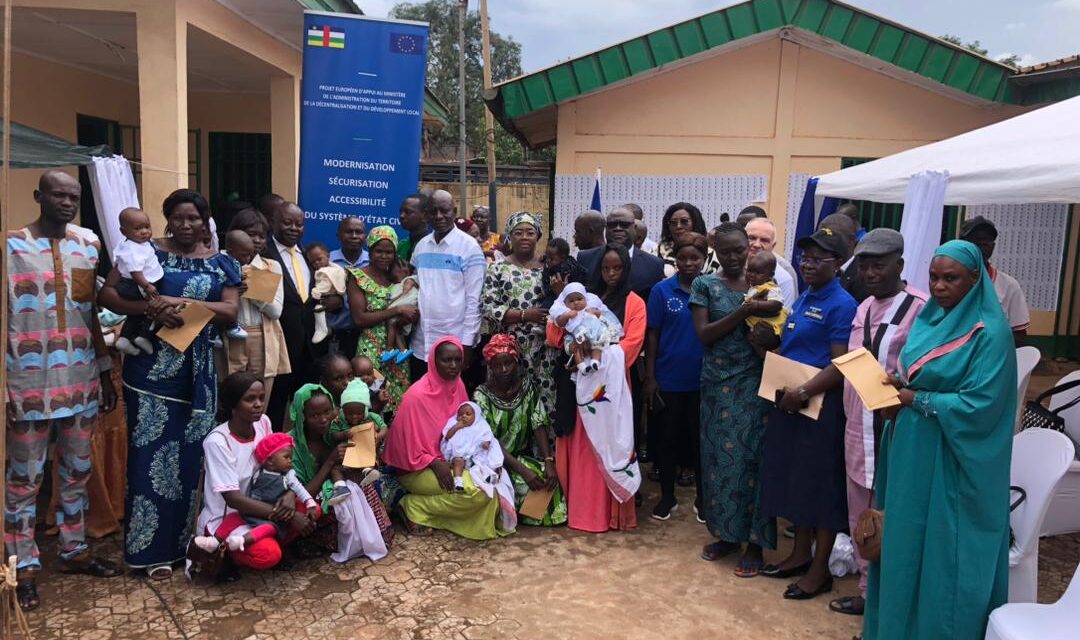Centrafrique : des actes de naissance remis gratuitement aux enfants du 5e arrondissement de Bangui par le Ministère de l’Administration