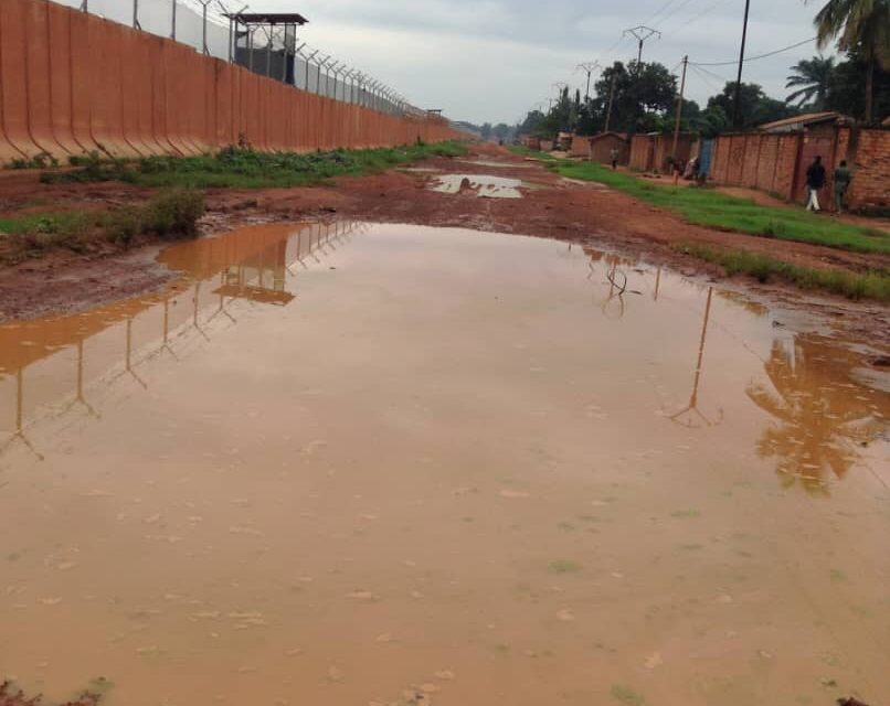 Centrafrique : la route reliant ONM au marché Tournant en ruine, les usagers lancent un cri d’alerte