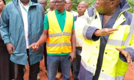 Le ministre Éric Rokosse Kamot supervise les travaux du corridor CD13 à Mbaïki avec la BAD
