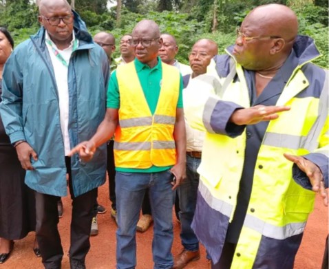 Le ministre Éric Rokosse Kamot supervise les travaux du corridor CD13 à Mbaïki avec la BAD