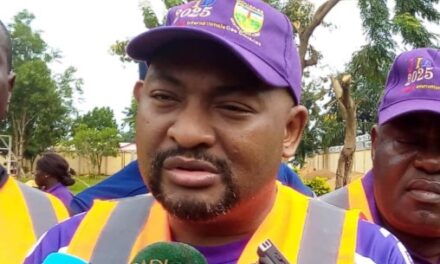Centrafrique : le ministre des Finances et du Budget Hervé Ndoba participe à une opération de nettoyage et visite de l’École inter-États des douanes