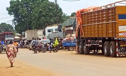 Centrafrique : stationnement anarchique des gros camions sur l’avenue Idriss Deby  Itno à Bangui