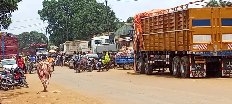 Centrafrique : stationnement anarchique des gros camions sur l’avenue Idriss Deby  Itno à Bangui