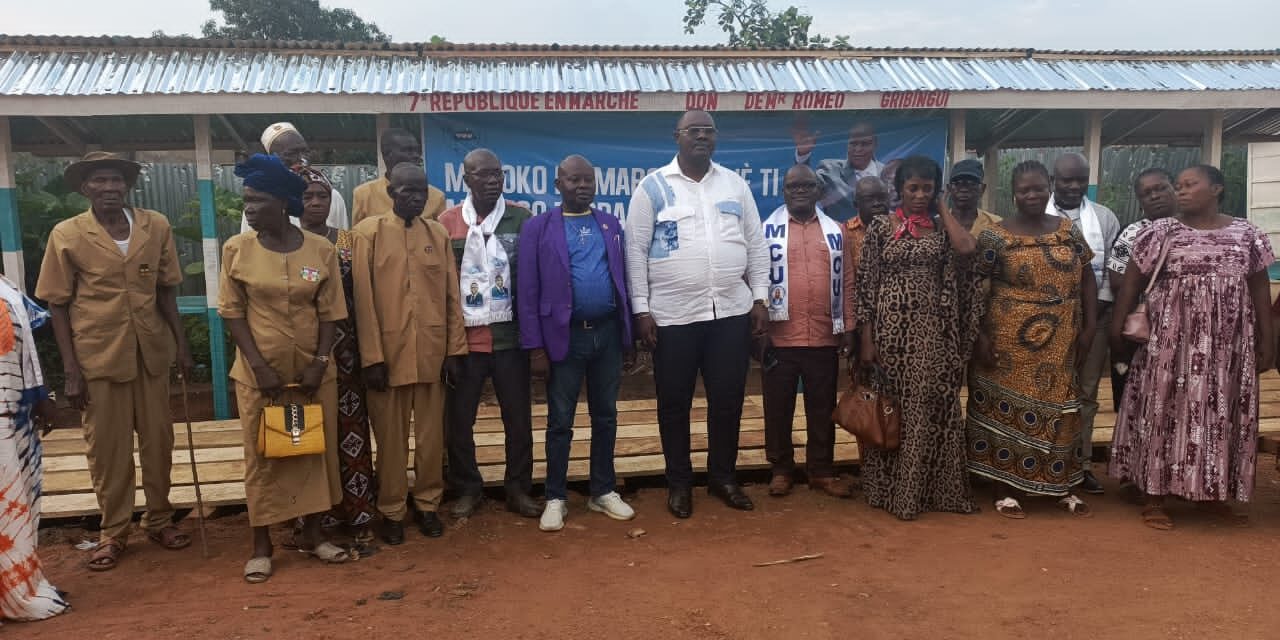 Centrafrique : le ministre Roméo Gribingui offre des tables-bancs aux commerçantes du marché Madengue à Benz-ville