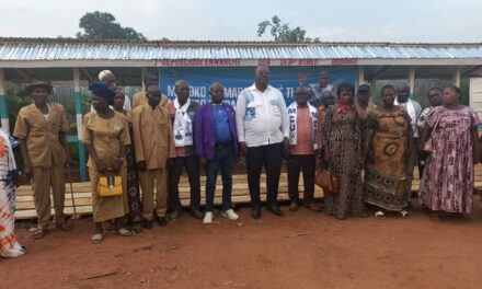 Centrafrique : le ministre Roméo Gribingui offre des tables-bancs aux commerçantes du marché Madengue à Benz-ville