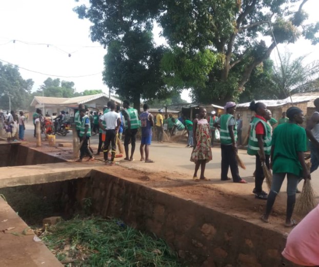 Centrafrique : opération de nettoyage du marché et de la rue Micheline, un acte citoyen pour une ville plus propre