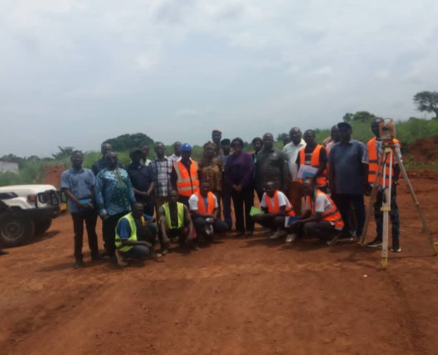 Centrafrique : la ministre de l’Urbanisme effectue une visite de terrain sur le site du projet de remembrement urbain à Sakpa Mborla et Sakaï
