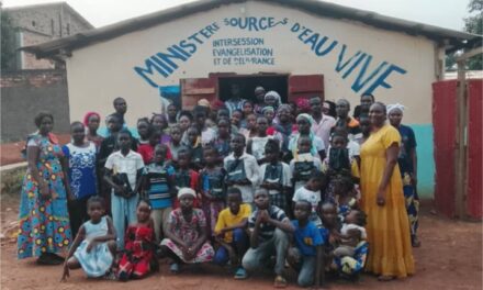 Centrafrique : le Ministère Source d’Eau Vive soutient les orphelins avec des kits scolaires à Bimbo