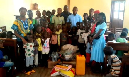 Centrafrique : remise de kits scolaires à environ 300 orphelins par la communauté Jésus Ami Compatissant de Bimbo