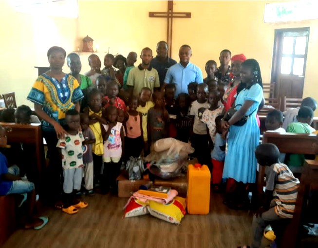 Centrafrique : remise de kits scolaires à environ 300 orphelins par la communauté Jésus Ami Compatissant de Bimbo