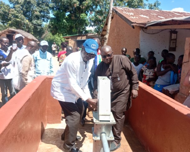 Centrafrique : avec l’appui de la Fédération de Russie, le gouvernement remet 7 forages à la population de Landja, dans le 9ᵉarrondissement