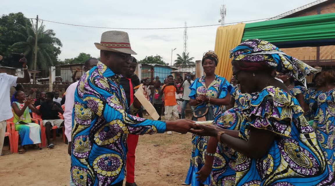 Bangui : le député Mathurin Massikini remet une enveloppe d’un million de FCFA aux femmes de l’AFDC