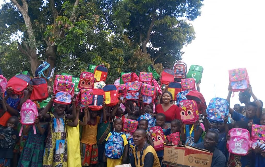 Centrafrique : la chantre Carole Zokoua offre des kits scolaires à plus de 400 enfants dans les villages de Kpama et Modali