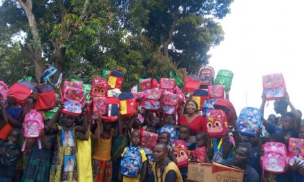 Centrafrique : la chantre Carole Zokoua offre des kits scolaires à plus de 400 enfants dans les villages de Kpama et Modali