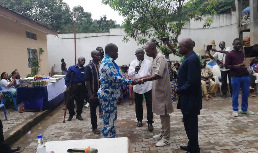 Centrafrique : le MCU remet une enveloppe symbolique et les dossiers de candidature à Alexandre Pamphile Maleyombo pour les législatives 2025